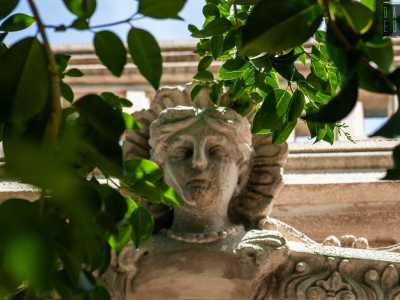 ...abbellito dal una scultura che ritrae il volto di una donna